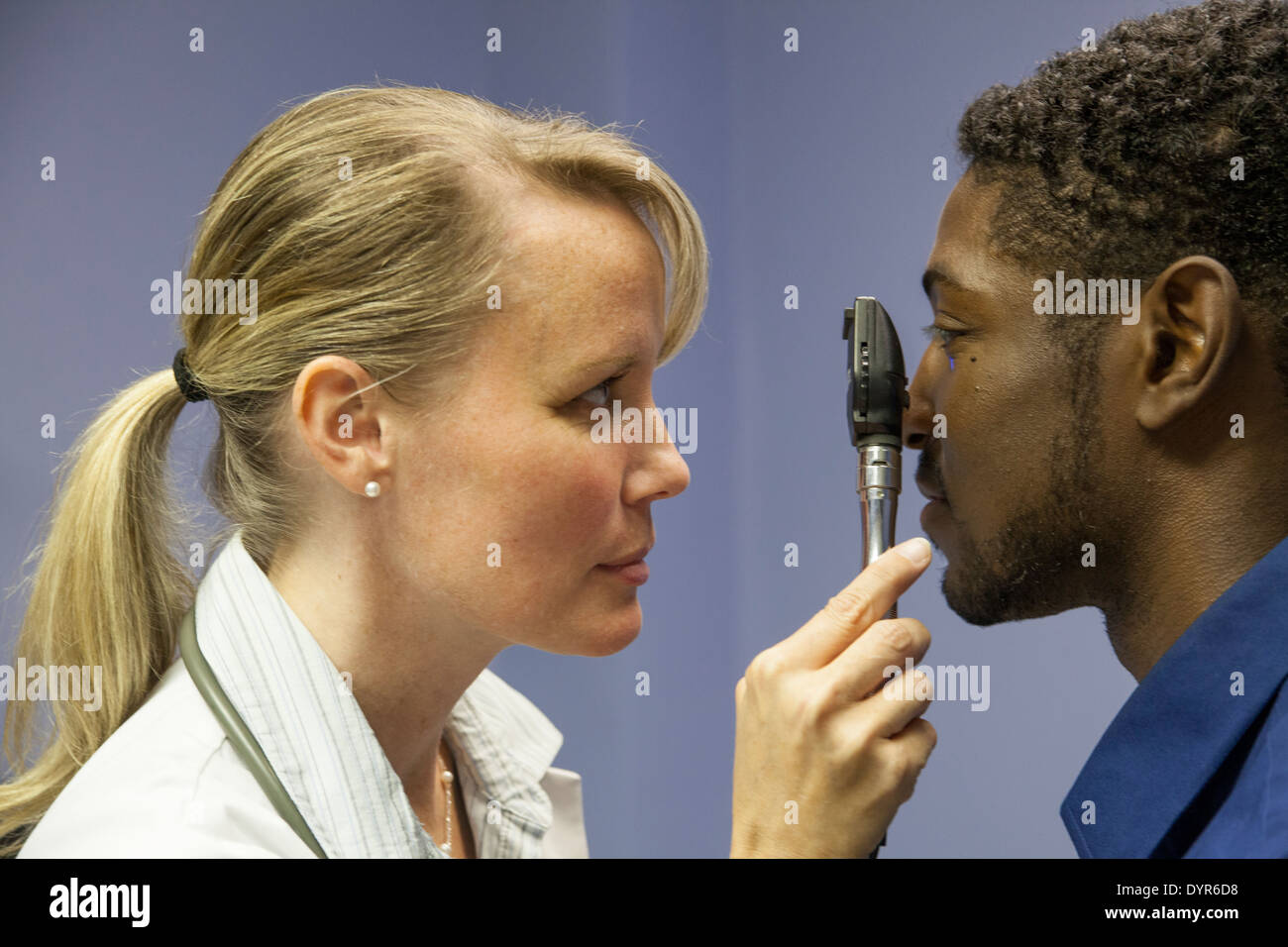 Doctor physical exam hi-res stock photography and images - Alamy