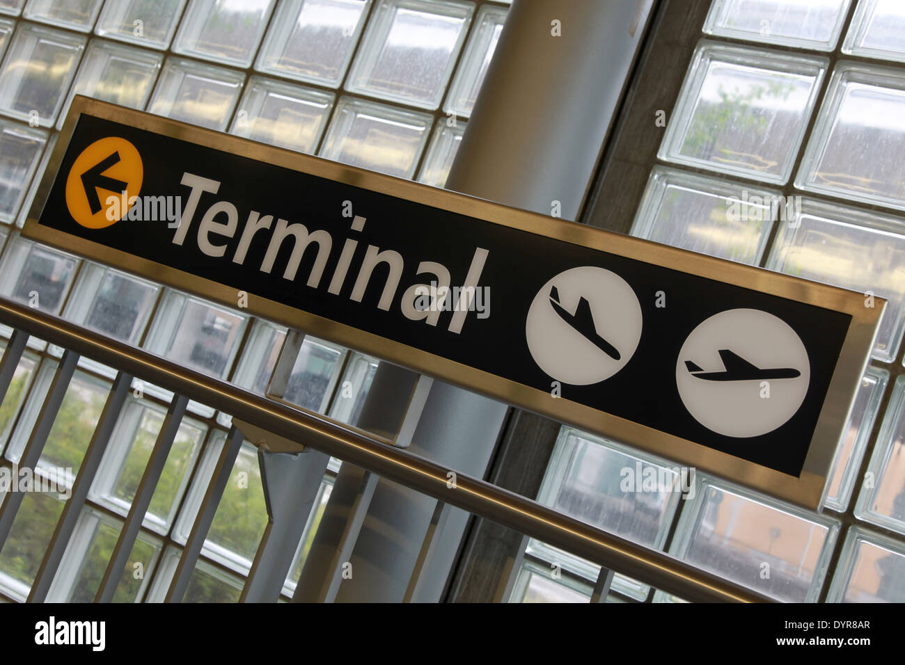 Sign showing the way to the terminal building at an airport Stock Photo