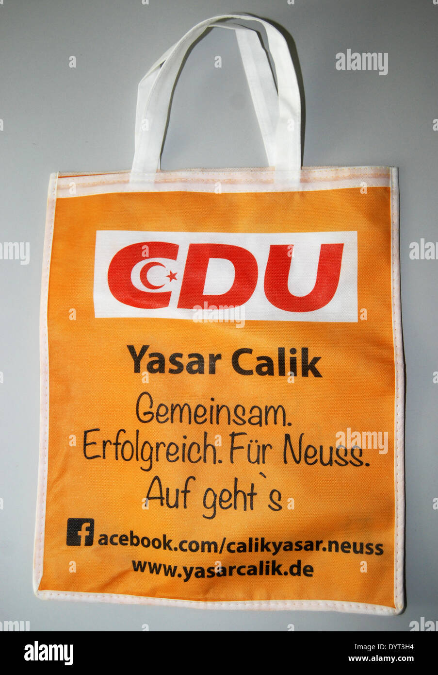An undated photo shows an bag with the logo of the CDU (Christian Democrats) with a crescent moon in Neuss, Germany. The Turkish-born entrepreneur Yasar Calik ordered 200 of these bags for the local elections. Photo: FRANK MOELL/dpa Stock Photo