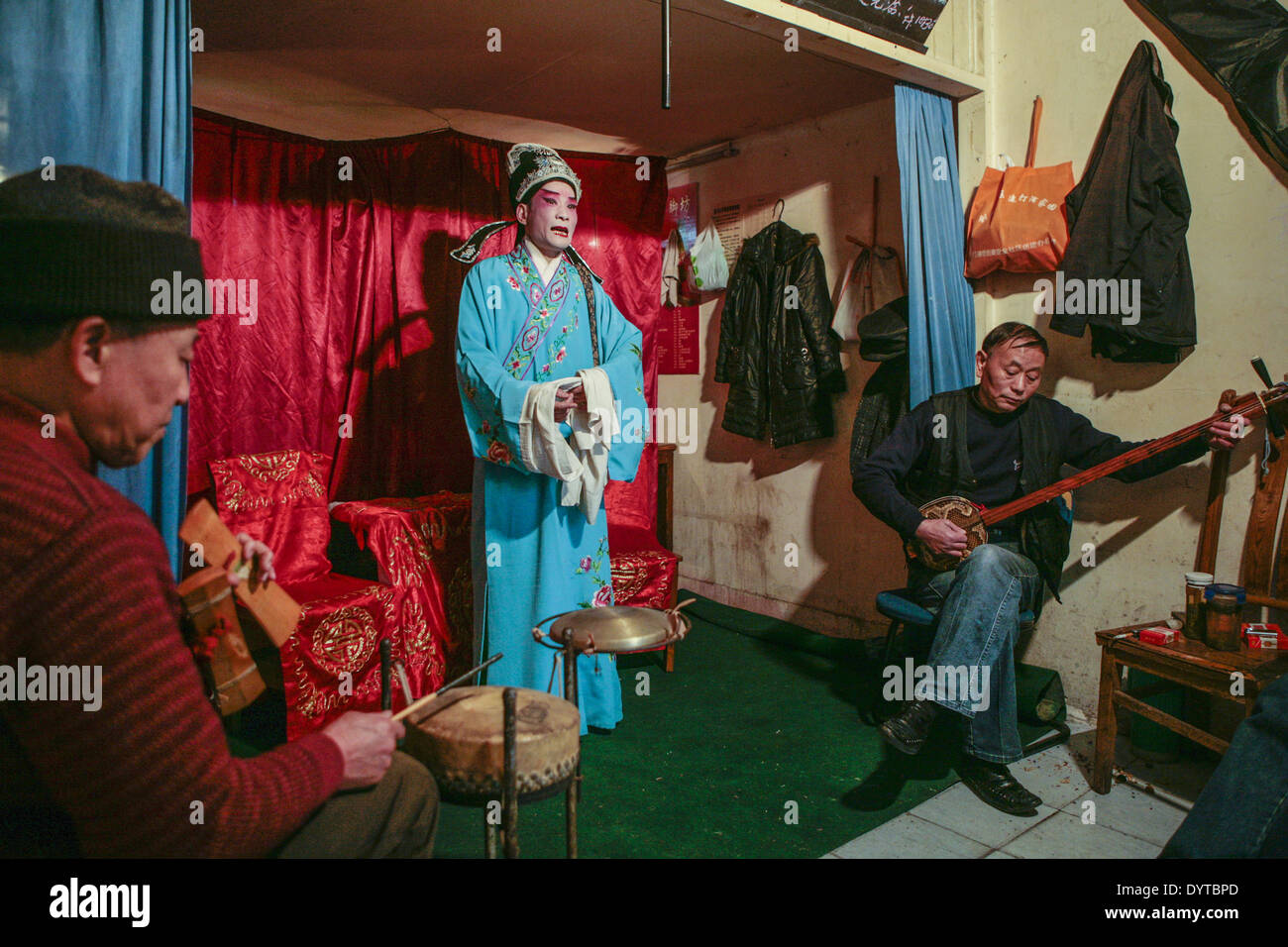 A few audience watch a Chinese traditional opera performance Stock ...