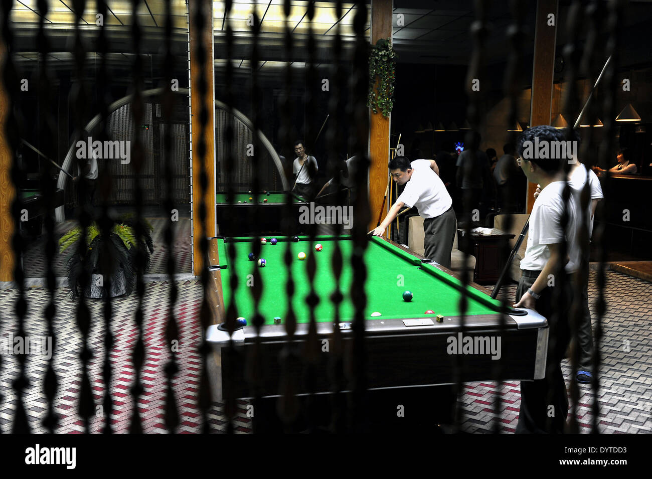 Group men playing snooker hi-res stock photography and images - Alamy