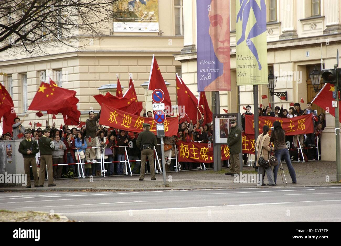Pro-Chinese demonstrators in front of the Charlottenburg Palace, 2005 Stock Photo