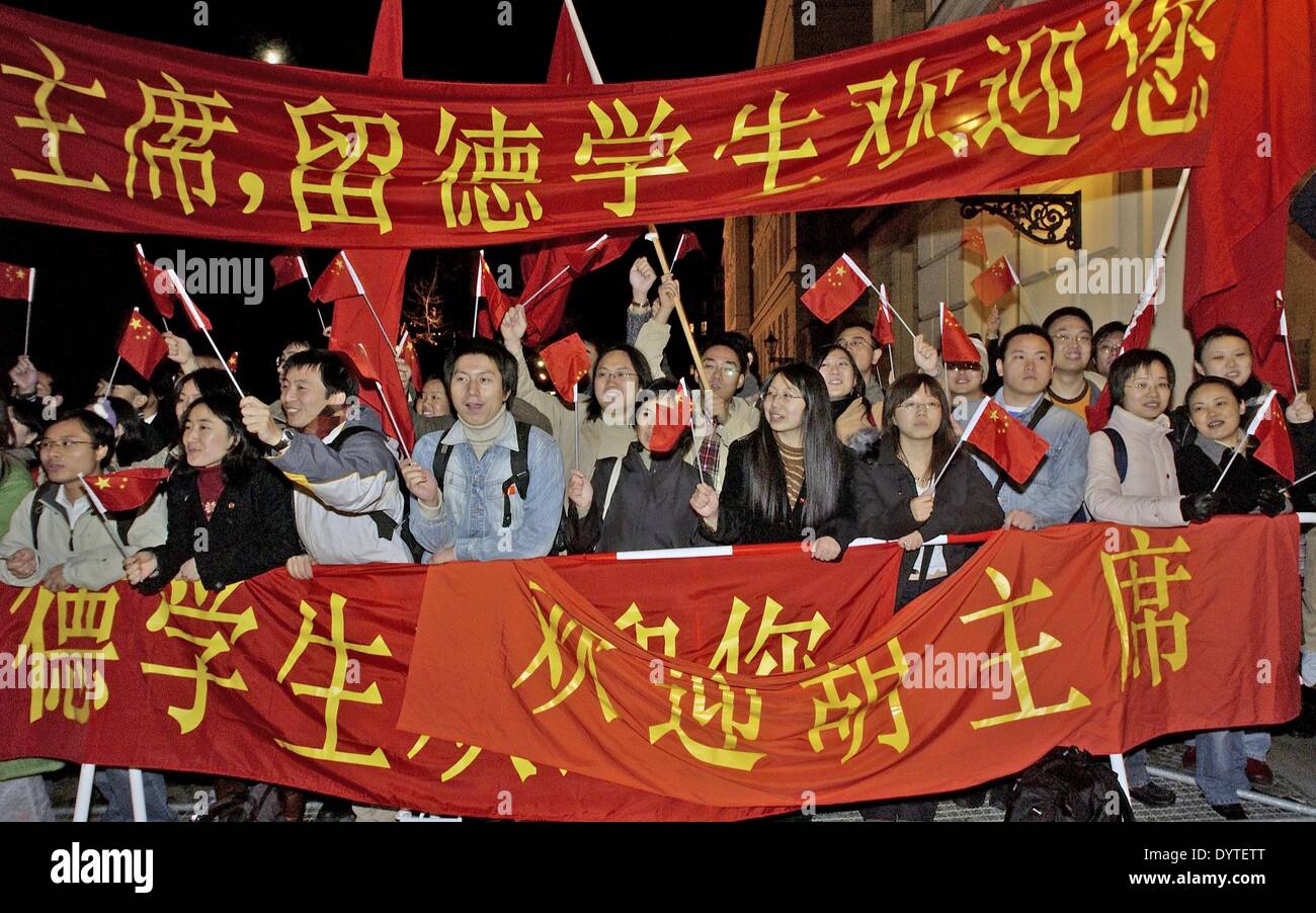 Pro-Chinese demonstrators in front of the Charlottenburg Palace, 2005 Stock Photo