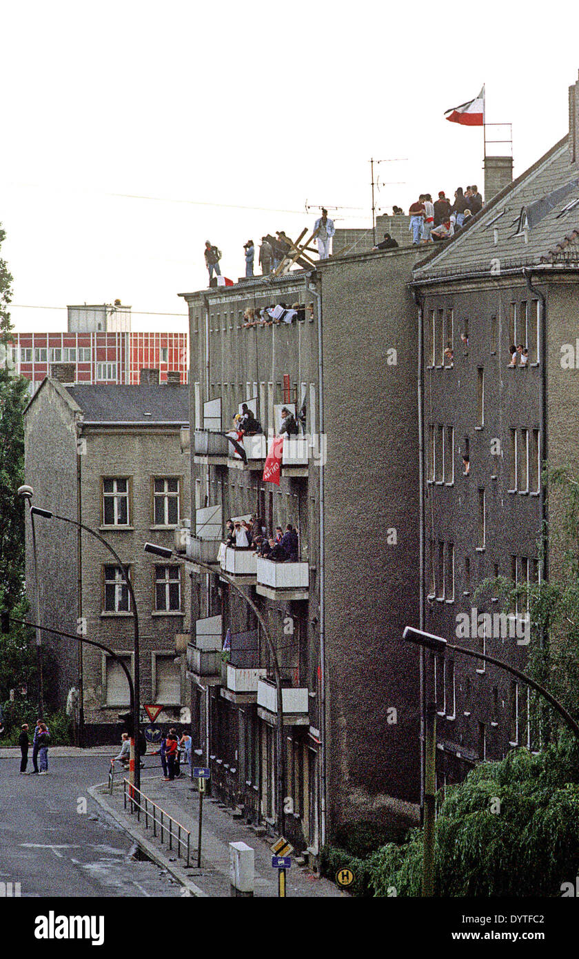 Right-wing extremists occupy a house in East Berlin, 1990 Stock Photo