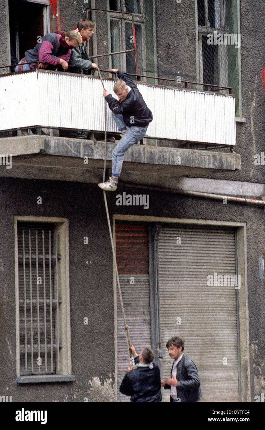 Right-wing extremists occupy a house in East Berlin, 1990 Stock Photo