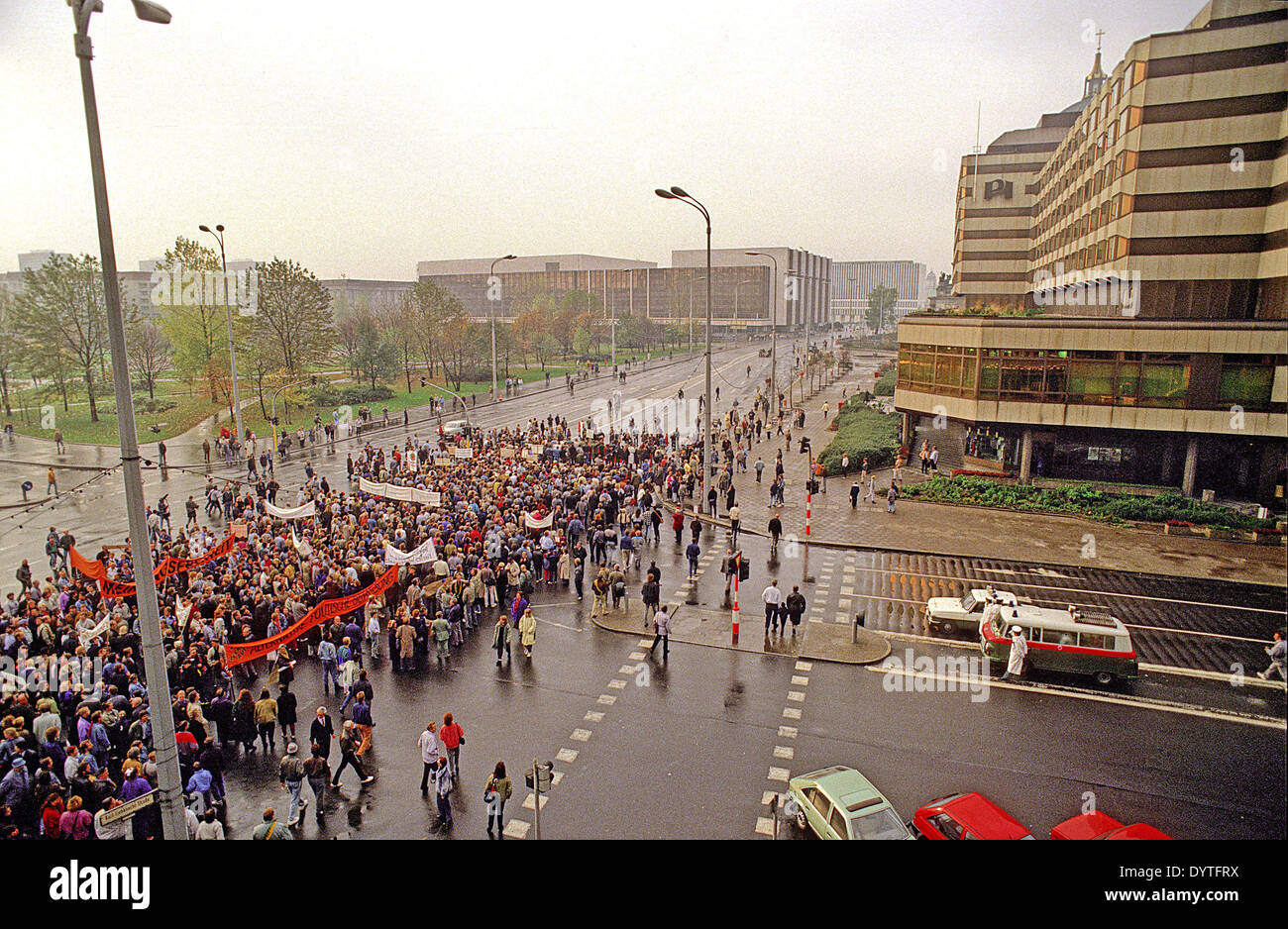 Fall wall berlin 1989 police hi-res stock photography and images - Alamy