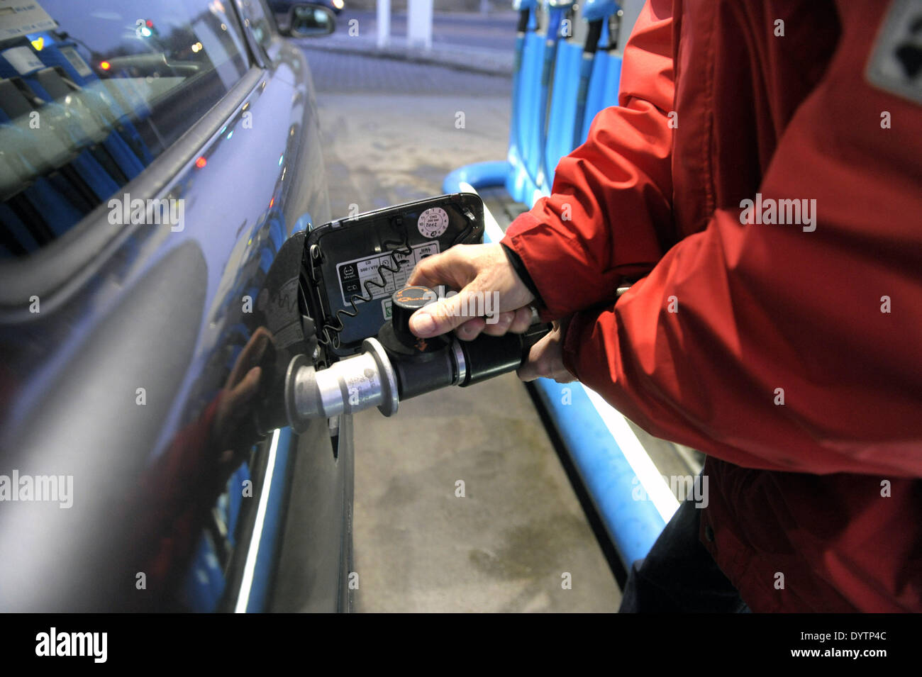 Filling car with gas hires stock photography and images Alamy