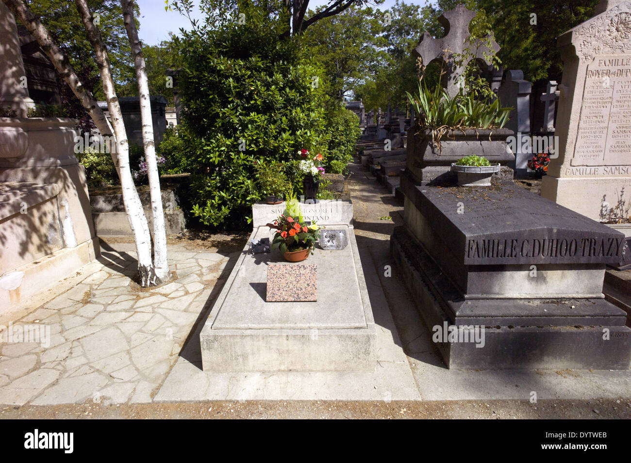 Tombe De Simone Signoret Et Yves Montand Grave of Simone Signoret and Yves Montand Stock Photo - Alamy