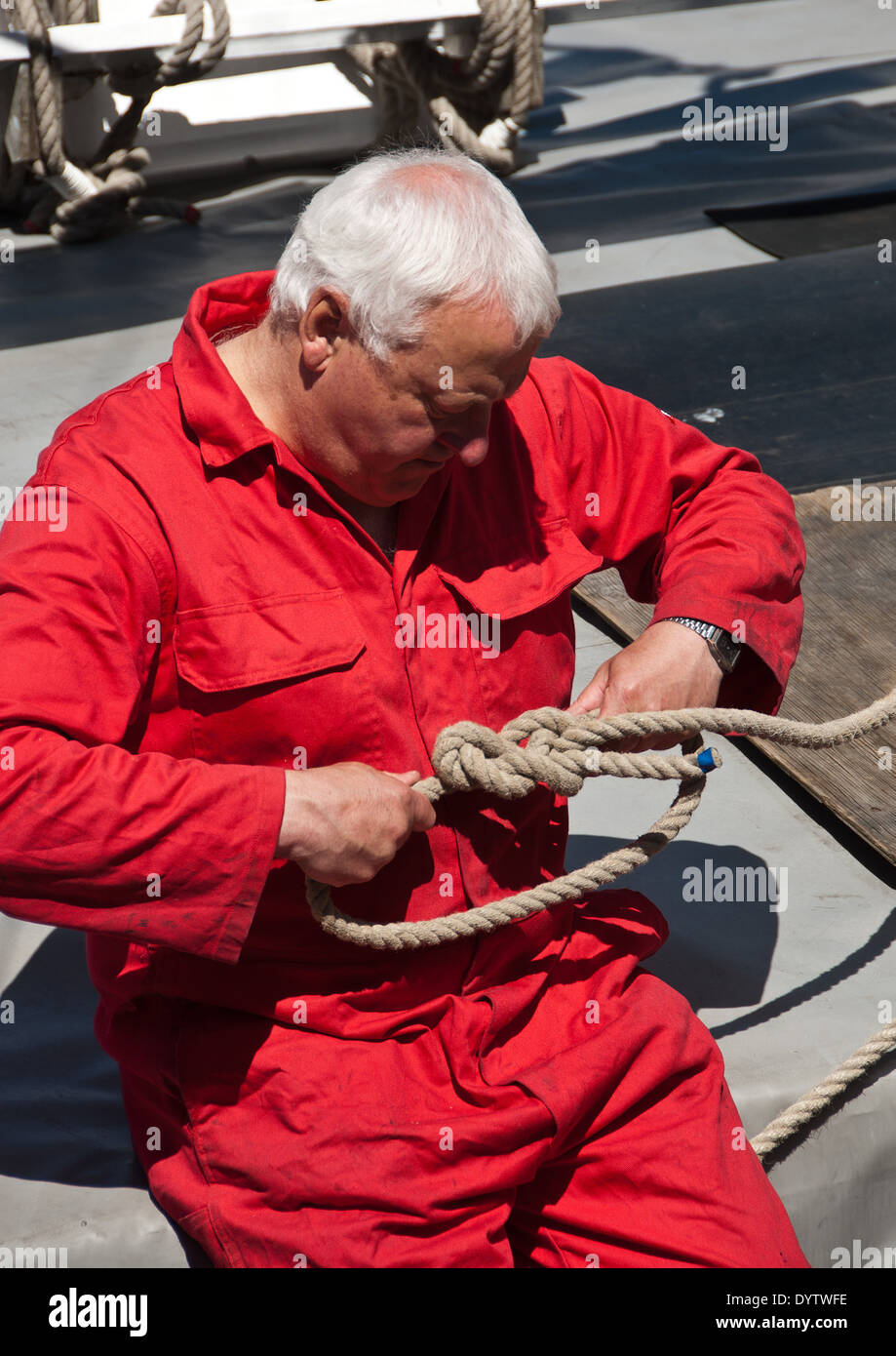 Tying knot rope sailor hires stock photography and images Alamy