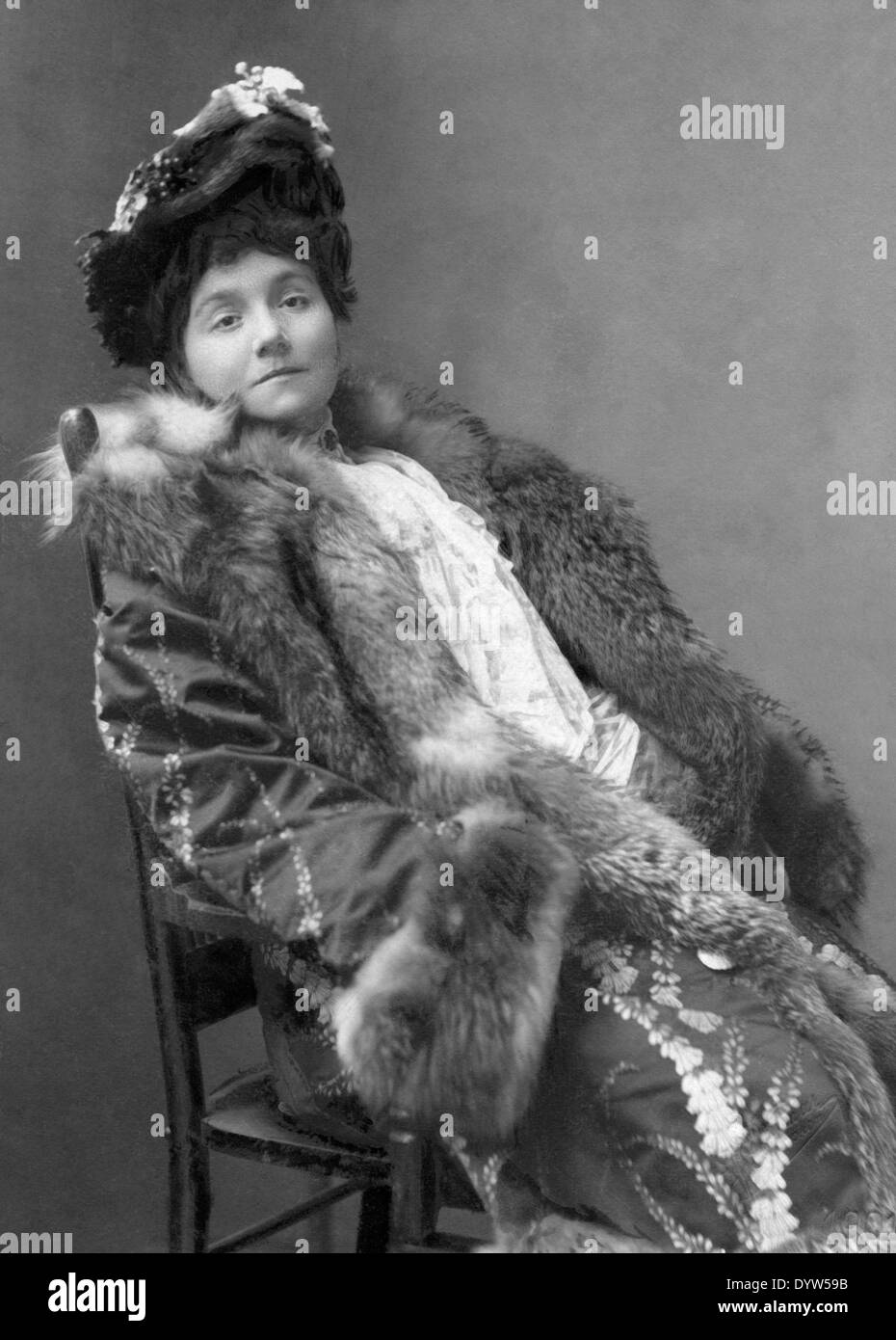 The singer yvette guilbert hi-res stock photography and images - Alamy