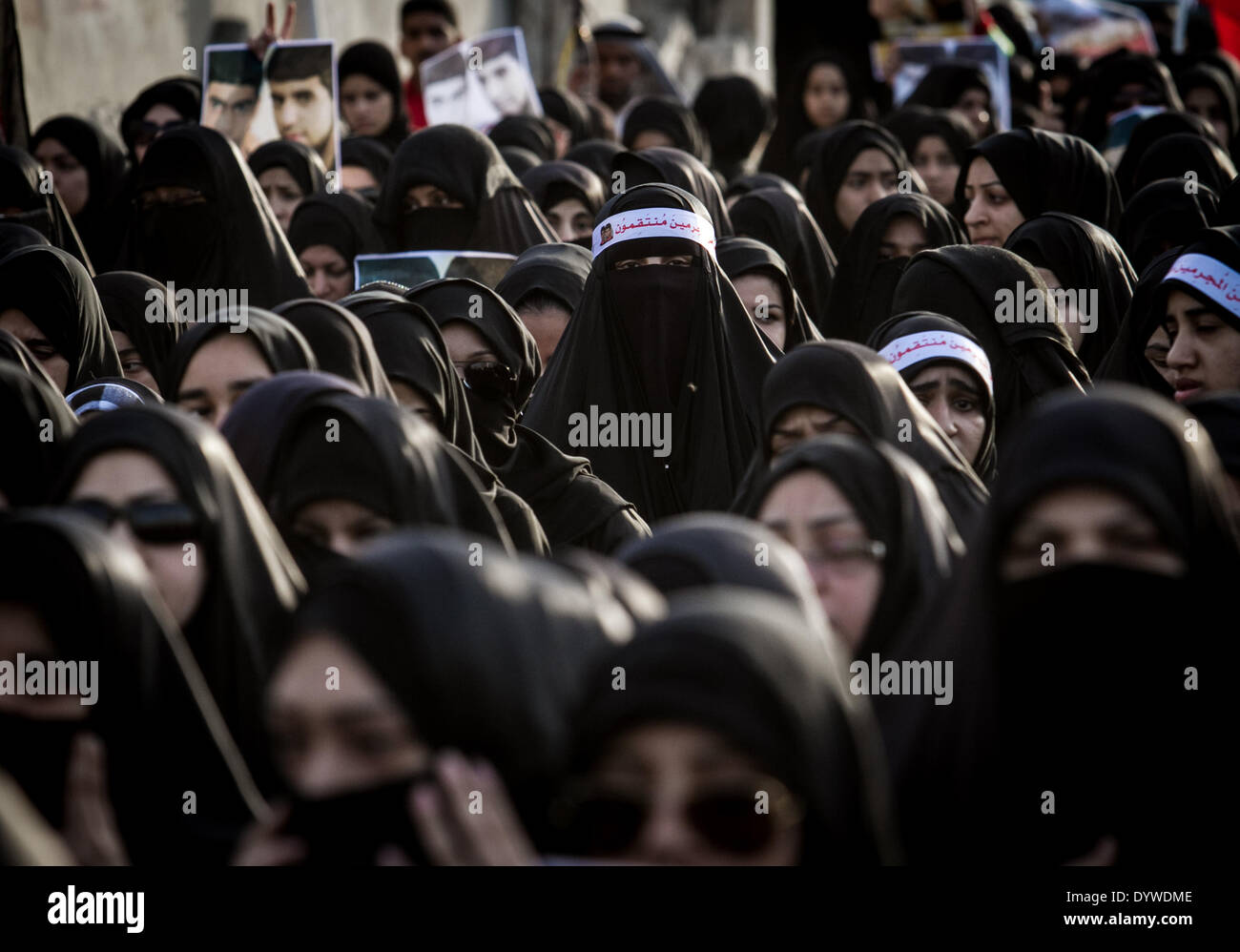 Al-Maqsha, Bahrain. 25th April, 2014. Clashes with and riot police ...