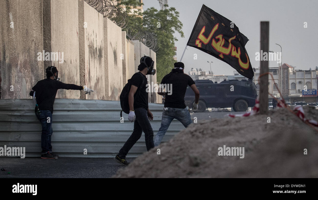 Al-Maqsha, Bahrain. 25th April, 2014. Clashes with and riot police ...