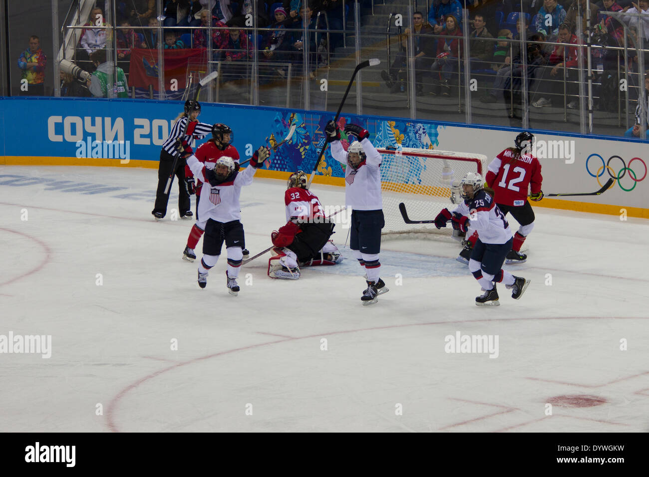 Hilary Knight (USA) scoresCUSACanada Women's Ice Hockey at the
