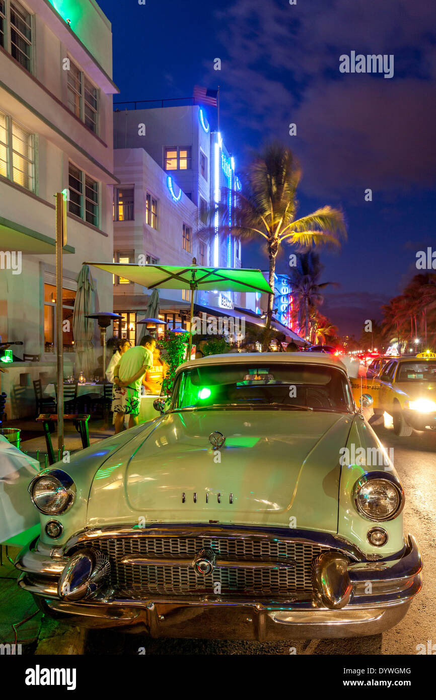 Classic American Car and Art Deco Buildings, South Beach, Miami, Florida, USA Stock Photo