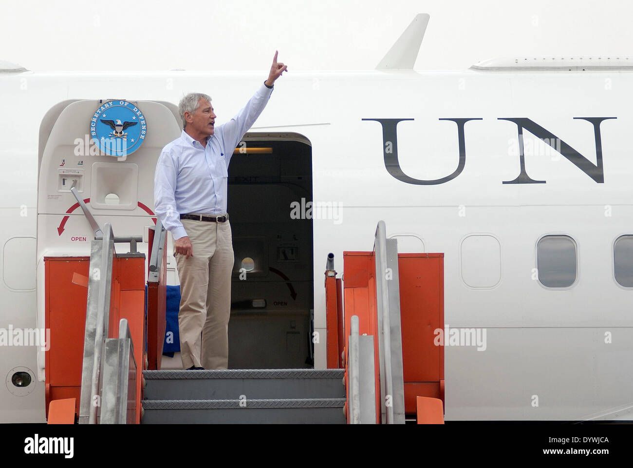 Guatemala City, Guatemala. 25th Apr, 2014. United States Defense Secretary, Chuck Hagel, waves at the Guatemalan Air Base, in Guatemala City, capital of Guatemala, on April 25, 2014. Hagel is on a three day visit to Mexico and Guatemala. Credit:  Str/Xinhua/Alamy Live News Stock Photo