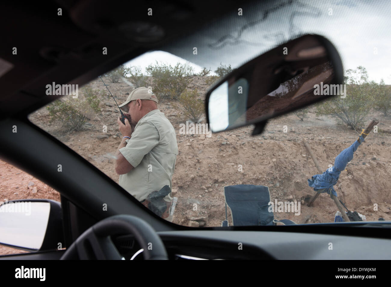 Bunkerville, Nevada, USA. 25th Apr, 2014. A militia security guard