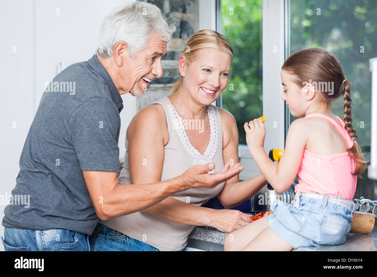 Дед подглядеть за внучками