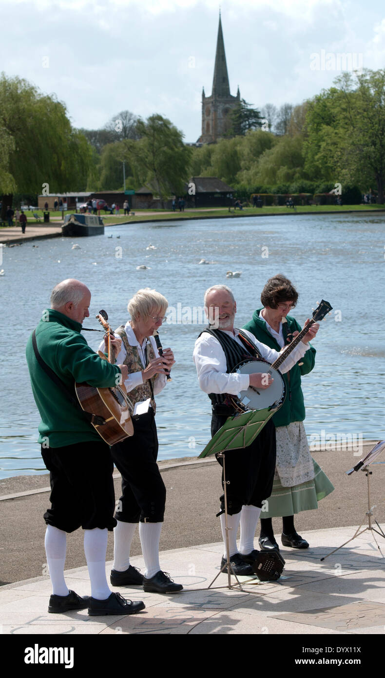 Stratford-upon-Avon, Warwickshire, England, UK. 26th April 2014.  William Shakespeare`s 450th Birthday Celebrations. Musicians in period-style dress playing alongside the River Avon as part of the celebrations. Credit:  Colin Underhill/Alamy Live News Stock Photo