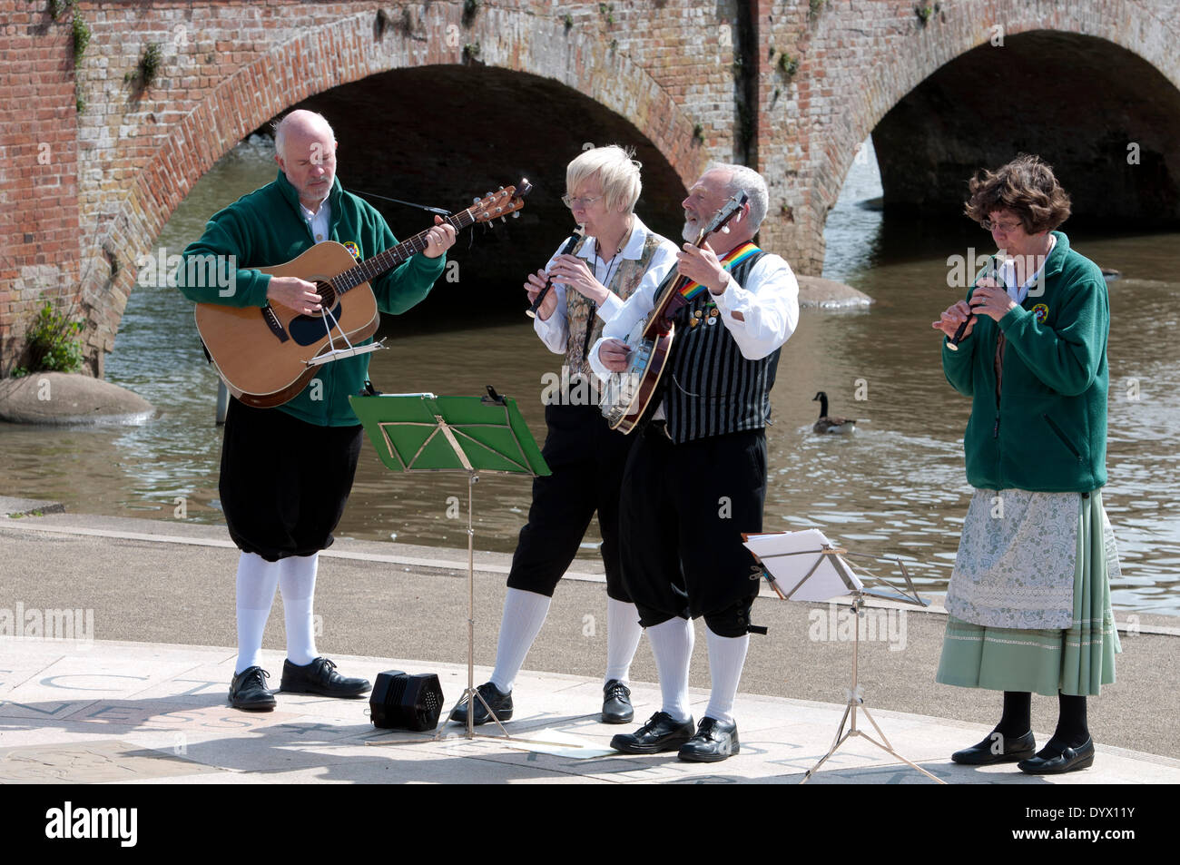 Stratford-upon-Avon, Warwickshire, England, UK. 26th April 2014.  William Shakespeare`s 450th Birthday Celebrations. Musicians in period-style dress playing alongside the River Avon as part of the celebrations. Credit:  Colin Underhill/Alamy Live News Stock Photo