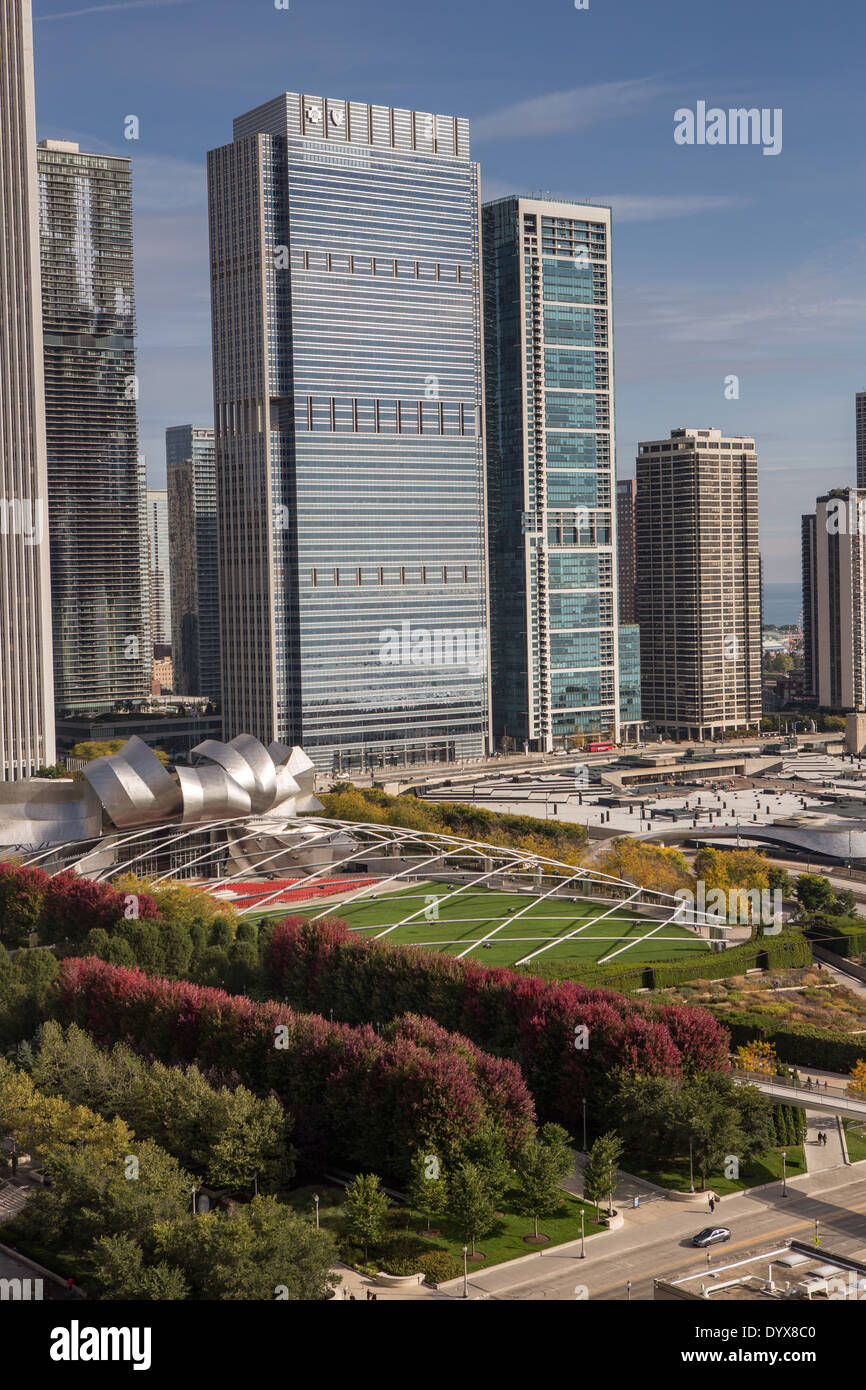 Aerial view of the downtown skyline and Millennium Park from the Cliff ...