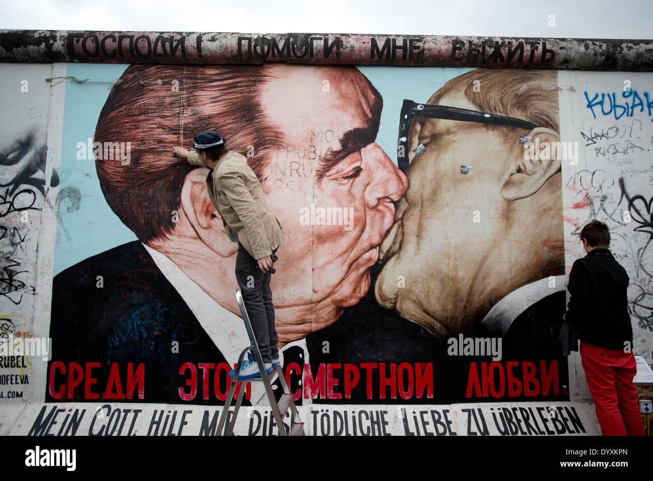 Господи помоги выжить среди этой смертной любви. Брежнев поцелуй Берлинская стена.