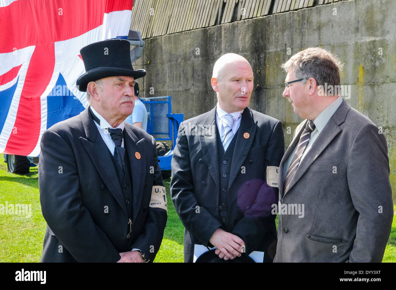 Ken Wilkinson and Billy Hutchinson (Progressive Unionist Party) talk to Sammy Wilson MP (Democratic Unionist Party) Stock Photo