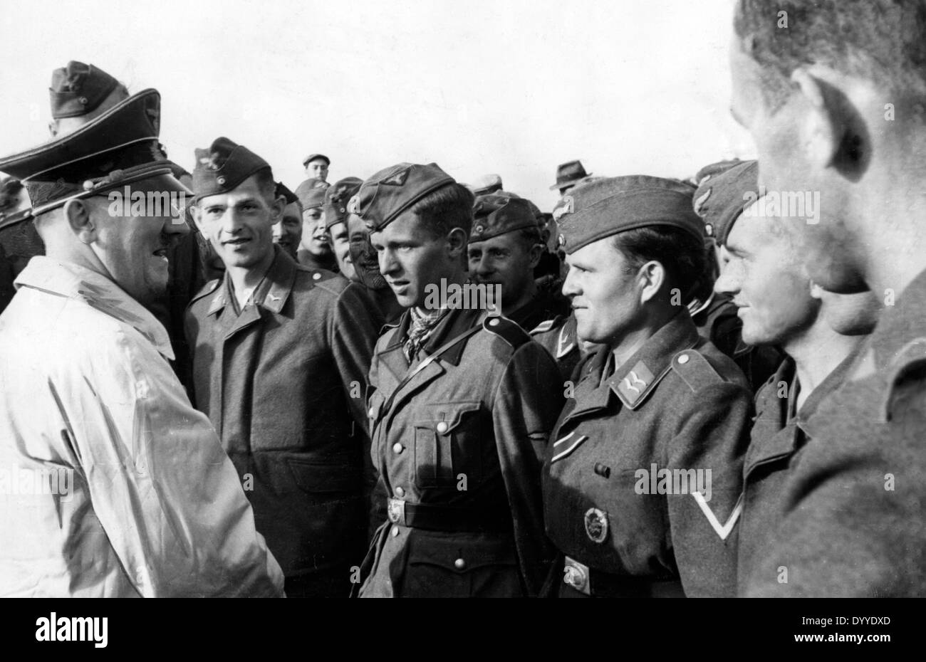 Adolf Hitler with soldiers of the air force, 1941 Stock Photo