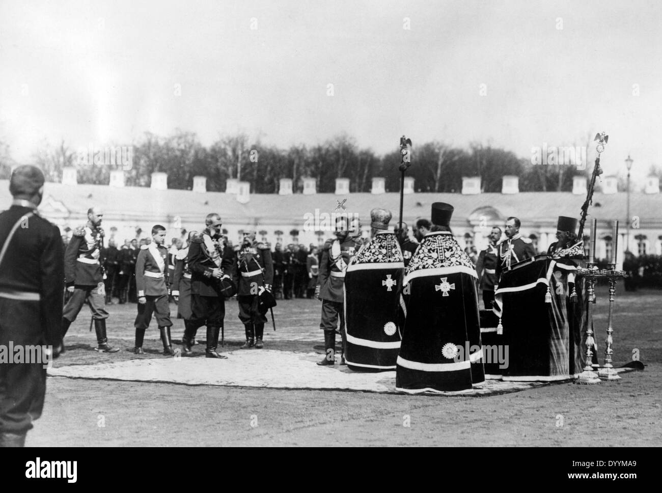 Tsar Nikolaus II. attends a field service, 1907 Stock Photo
