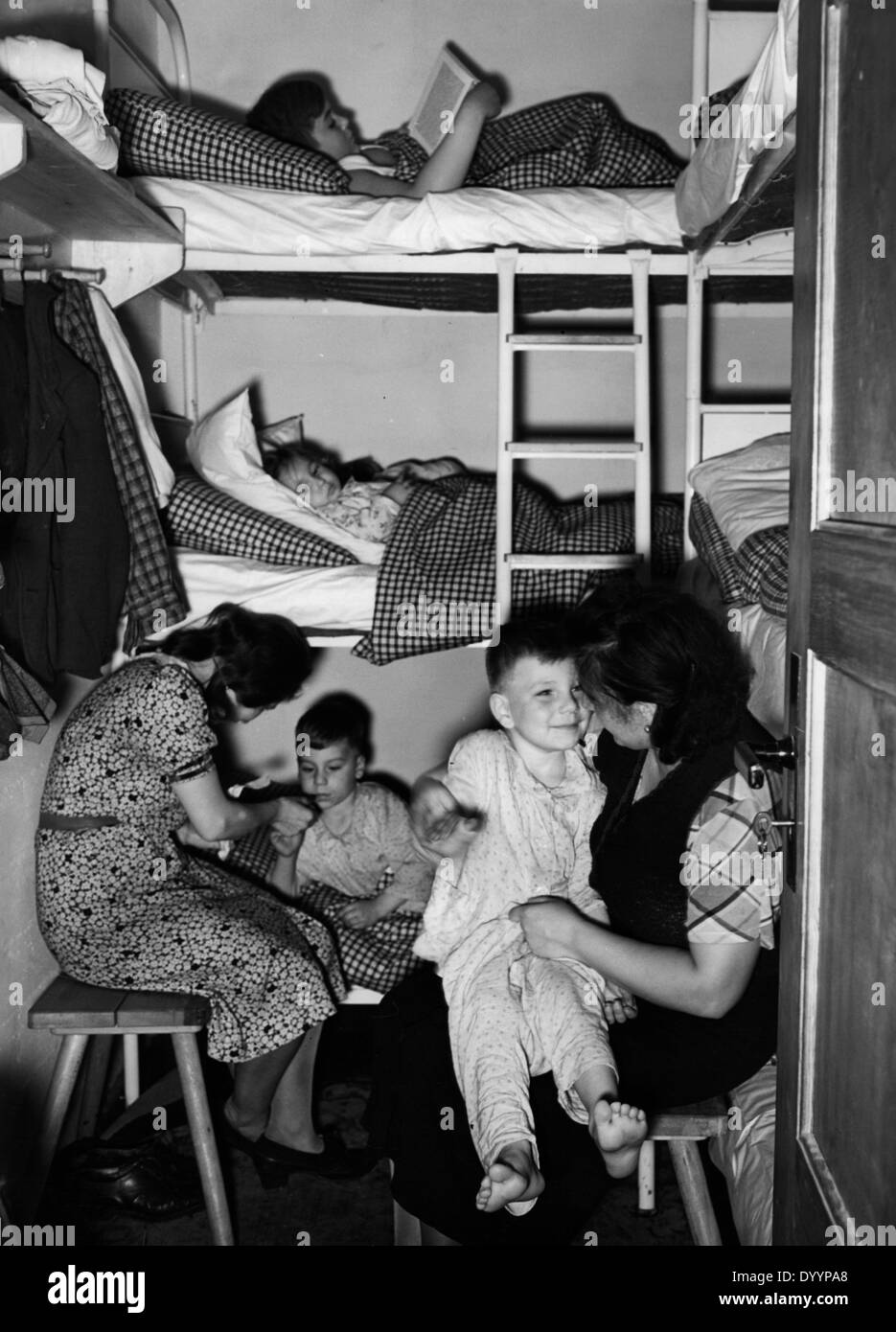 Mothers with children in an air raid shelter, 194 Stock Photo