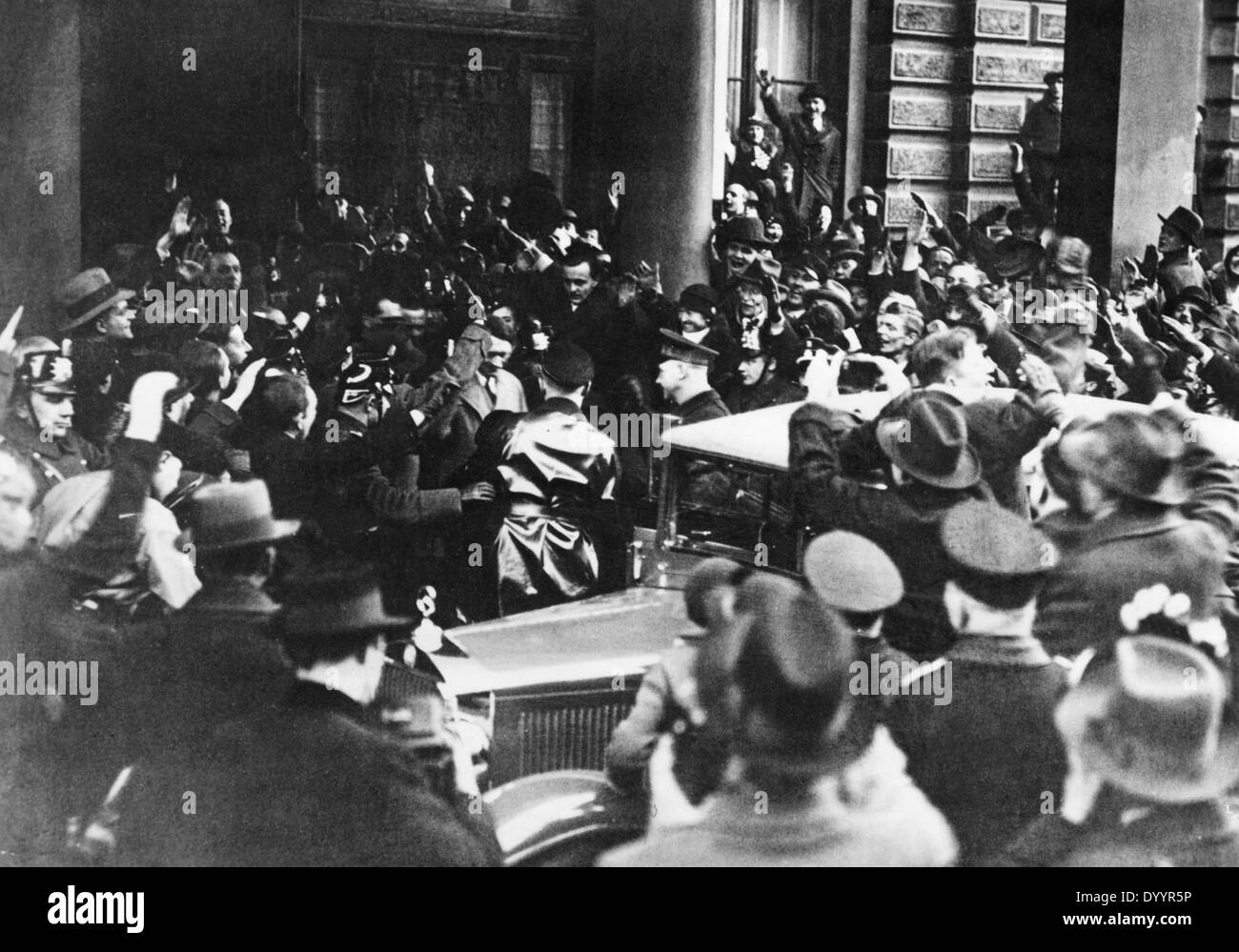 Hitler leaves the Hotel kaiserhof, 1933 Stock Photo