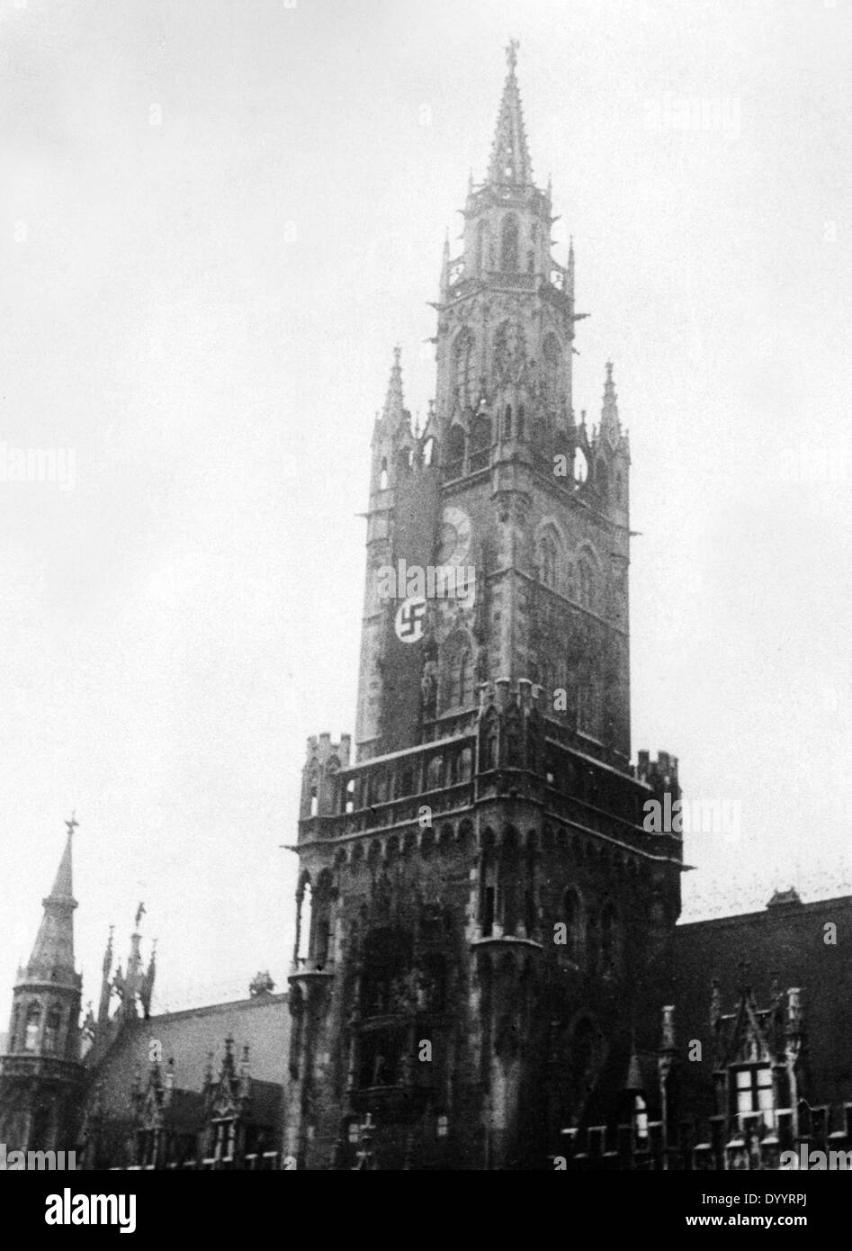 munich-town-hall-with-swastika-flag-1933-DYYRPJ.jpg