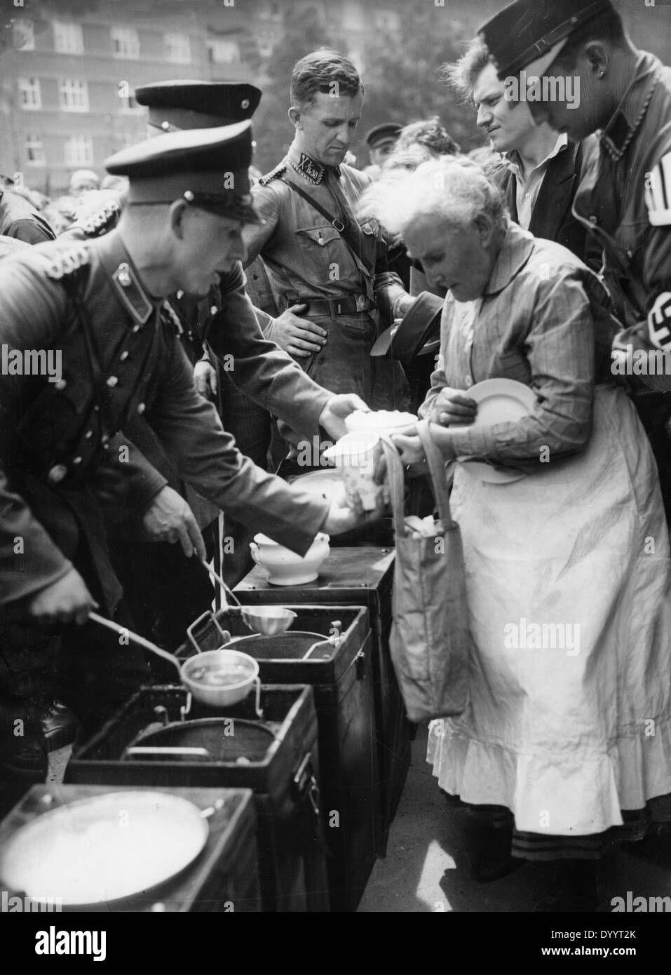 Public social aid from Bavaria distributes meals. 1934 Stock Photo