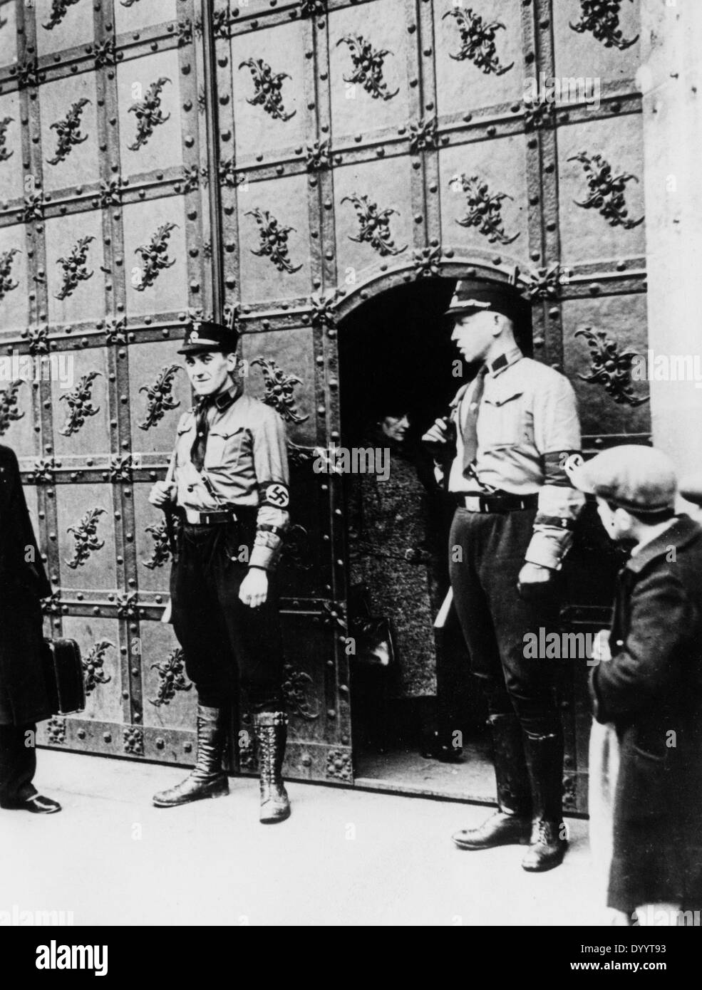 SS guards in front of the Munich city hall, 1933 Stock Photo