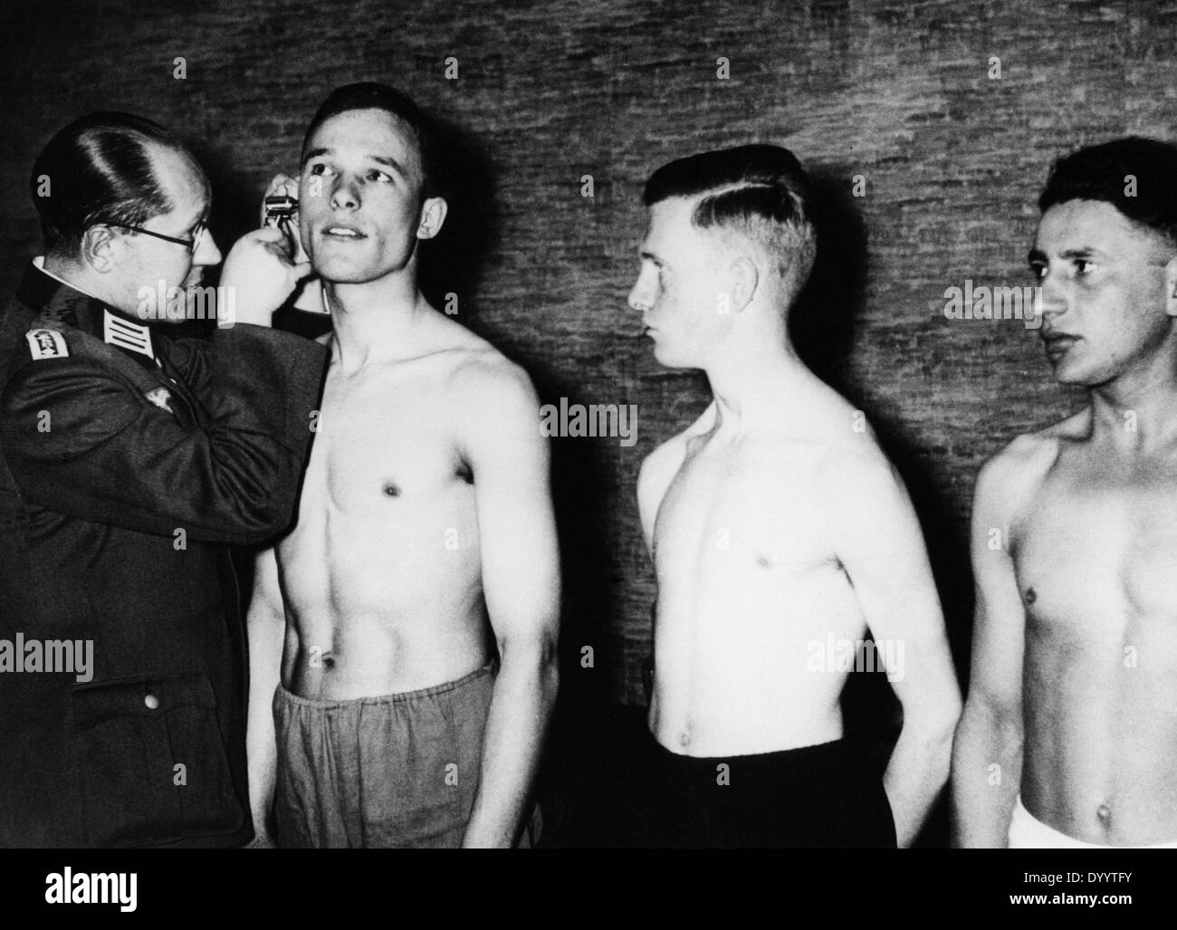 Recruiting young men for the Wehrmacht, 1935 Stock Photo