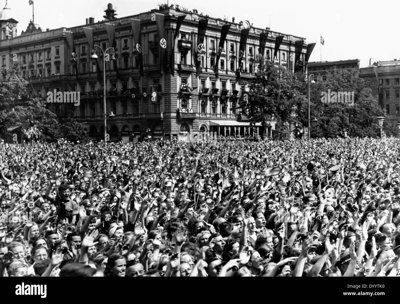 Berlin population celebrates HItler after the France campaign, 1940 Stock Photo