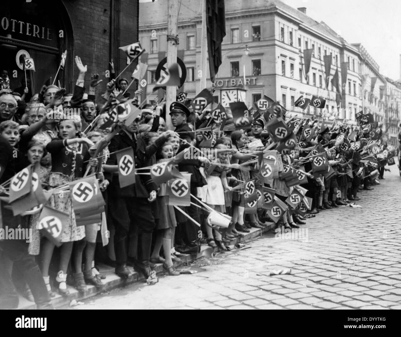 cheering-crowds-at-hitlers-and-mussolinis-visit-in-munich-1938-DYYTKG.jpg