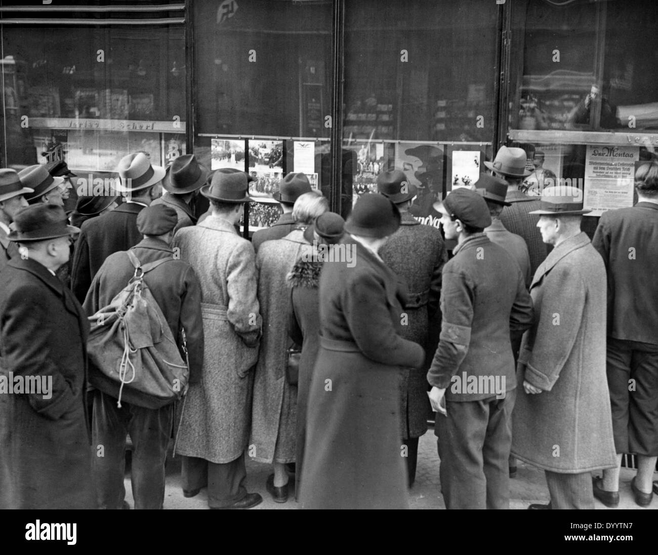 National Socialism: newspapers, magazines, citizens of Berlin at the press display of Scherl Publishing House, 1938 Stock Photo