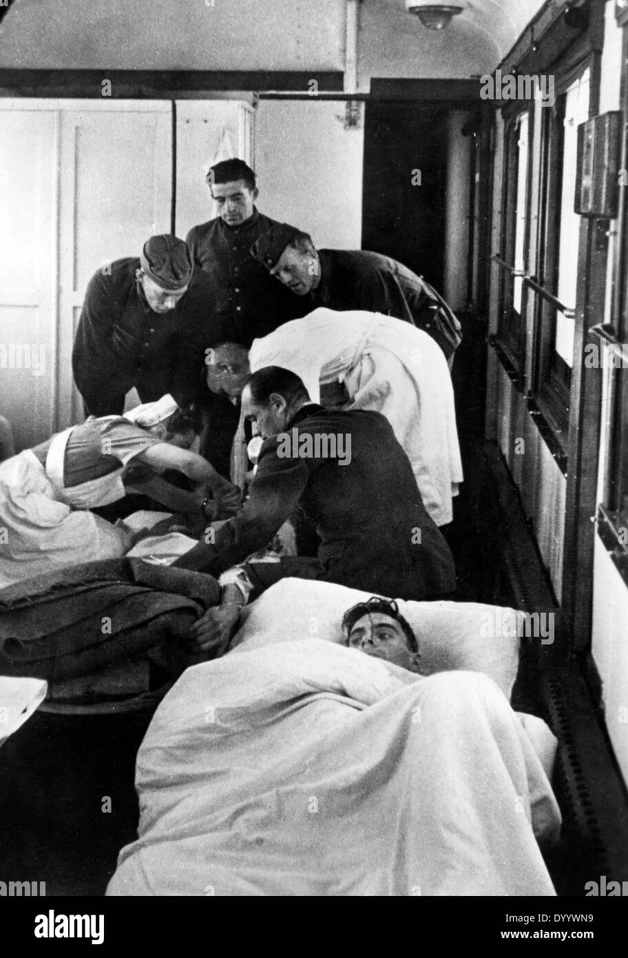 Doctor wounded soldiers world war hi-res stock photography and images ...