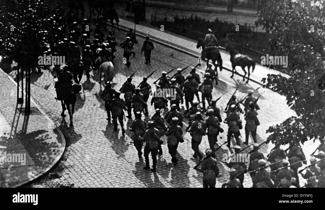 Russian infantry marches into Tilsit, 1914 Stock Photo