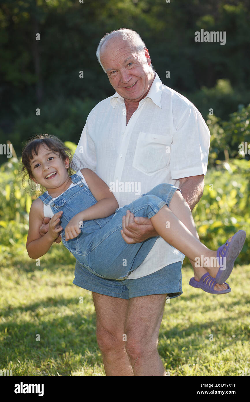 Дедушка и внучка. Дедушка и внучка. Девочка с дедушкой. Дед с русской молоденькой. Девочка с дедушкой.