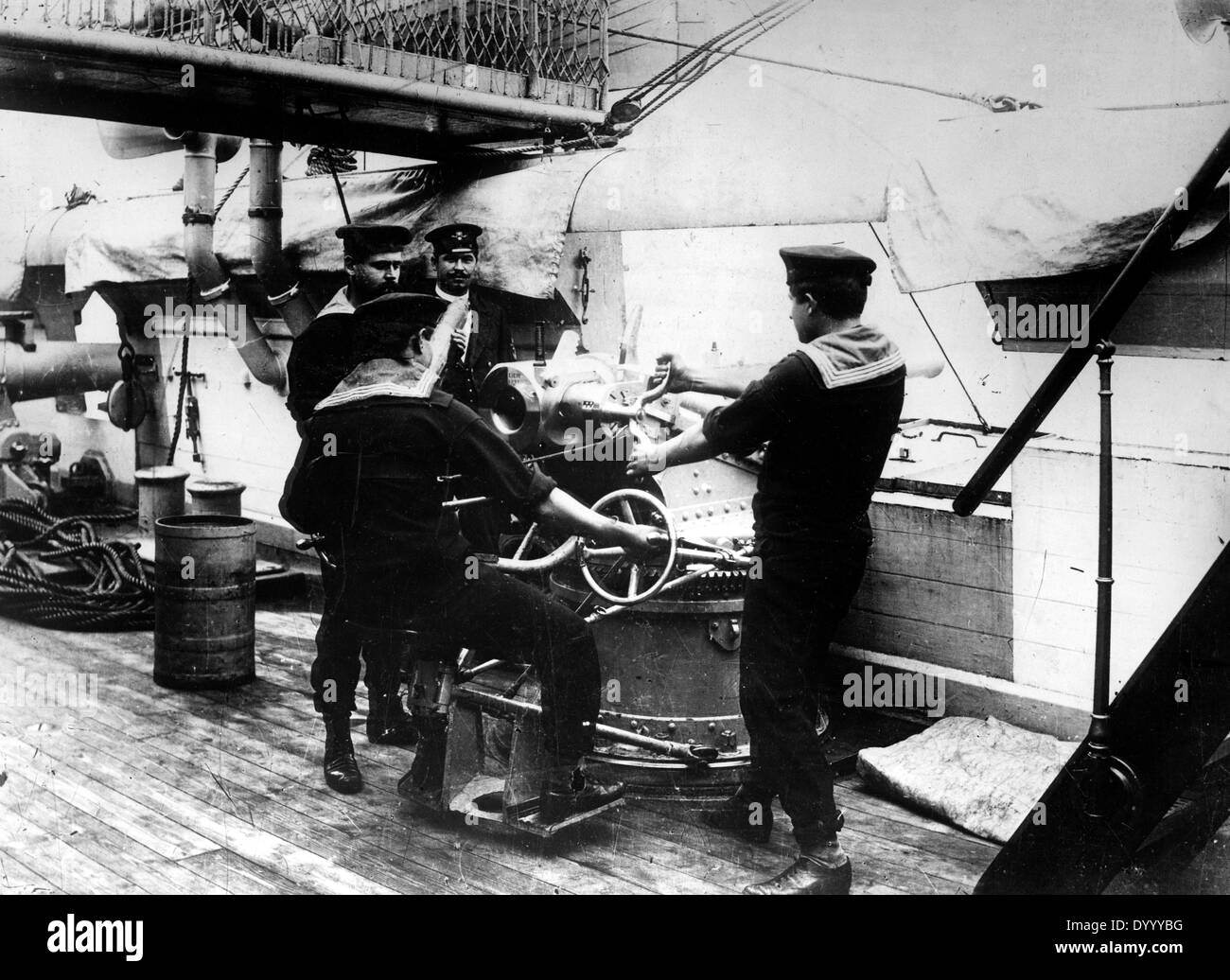 Sailors at a cannon on a warship, 1914 Stock Photo - Alamy