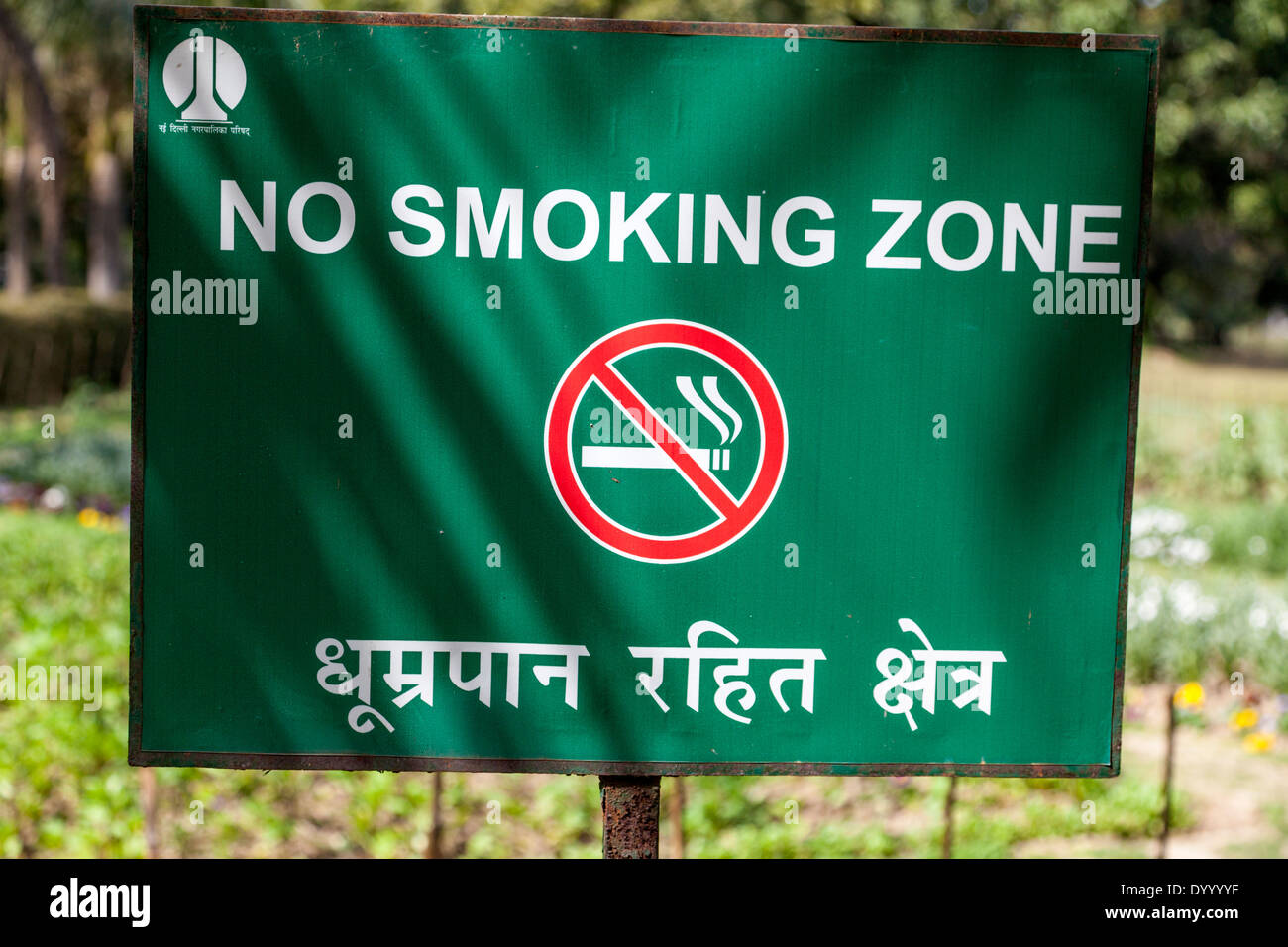 New Delhi, India. Lodi Gardens. Bilingual No Smoking Sign, English and Hindi, in Devanagari Script. Stock Photo