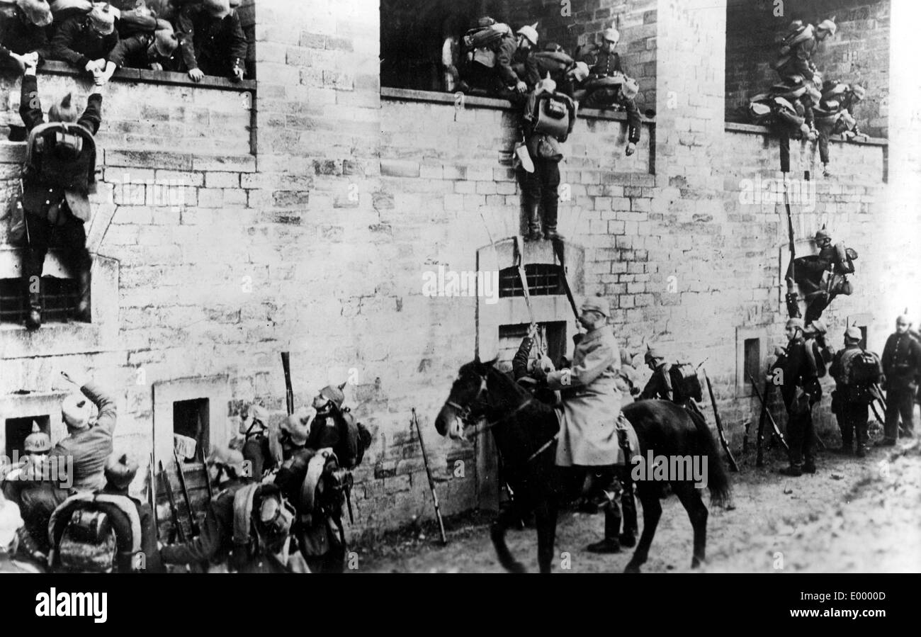 Soldiers in assault during Black and White Stock Photos & Images - Alamy