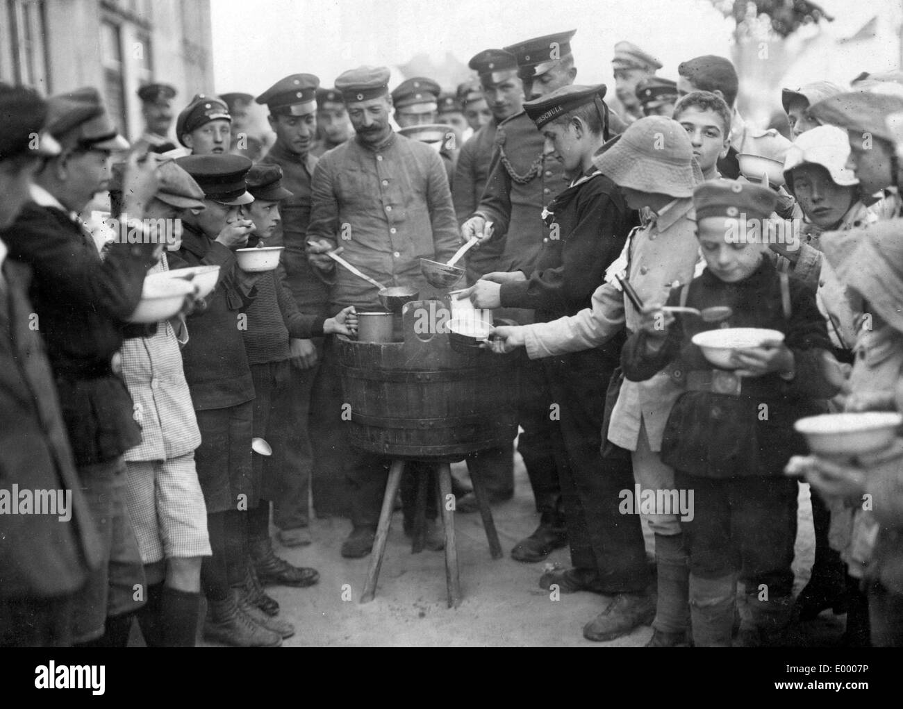 Distribution of soup, 1916 Stock Photo