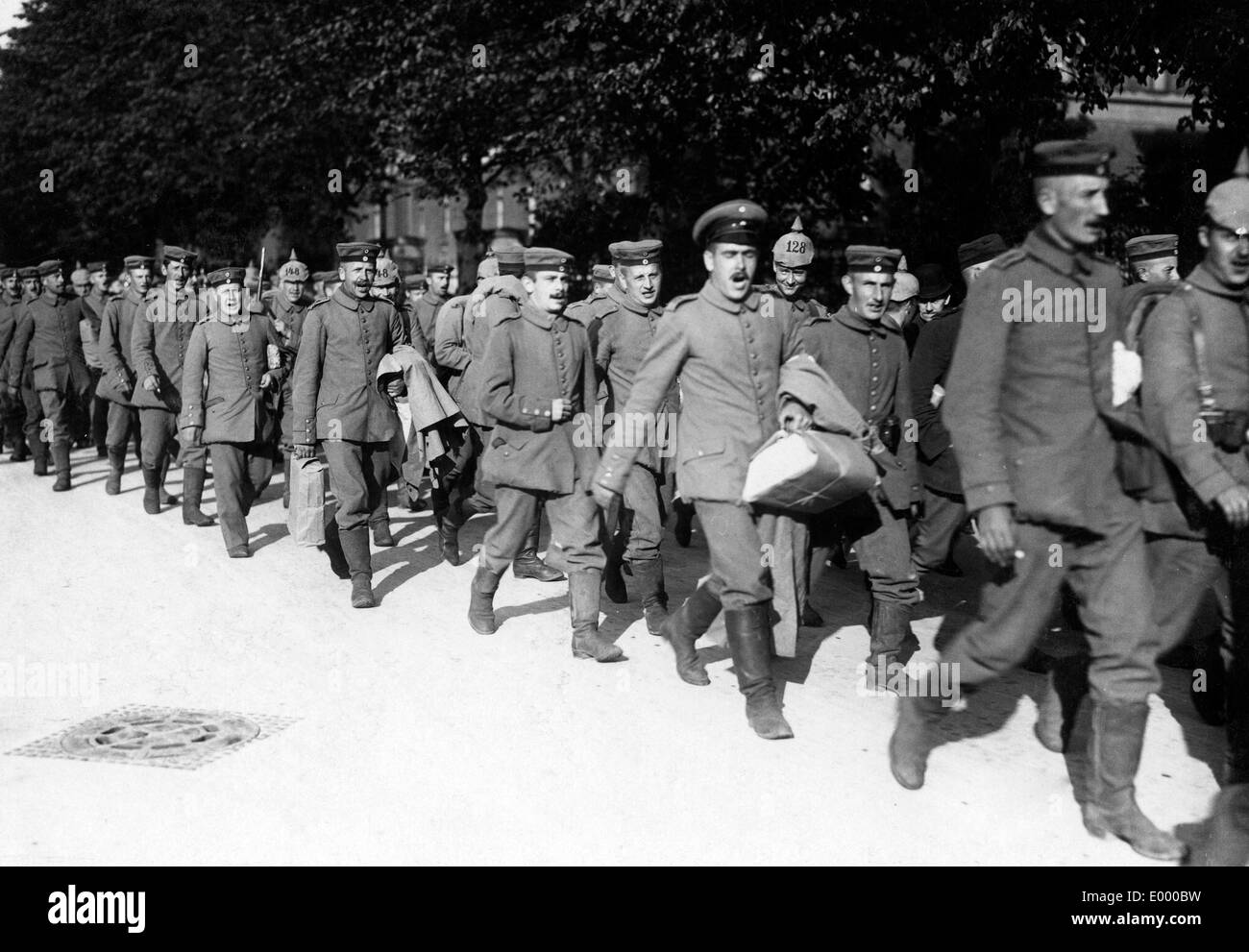 Soldiers on their way to the front, 1914 Stock Photo - Alamy