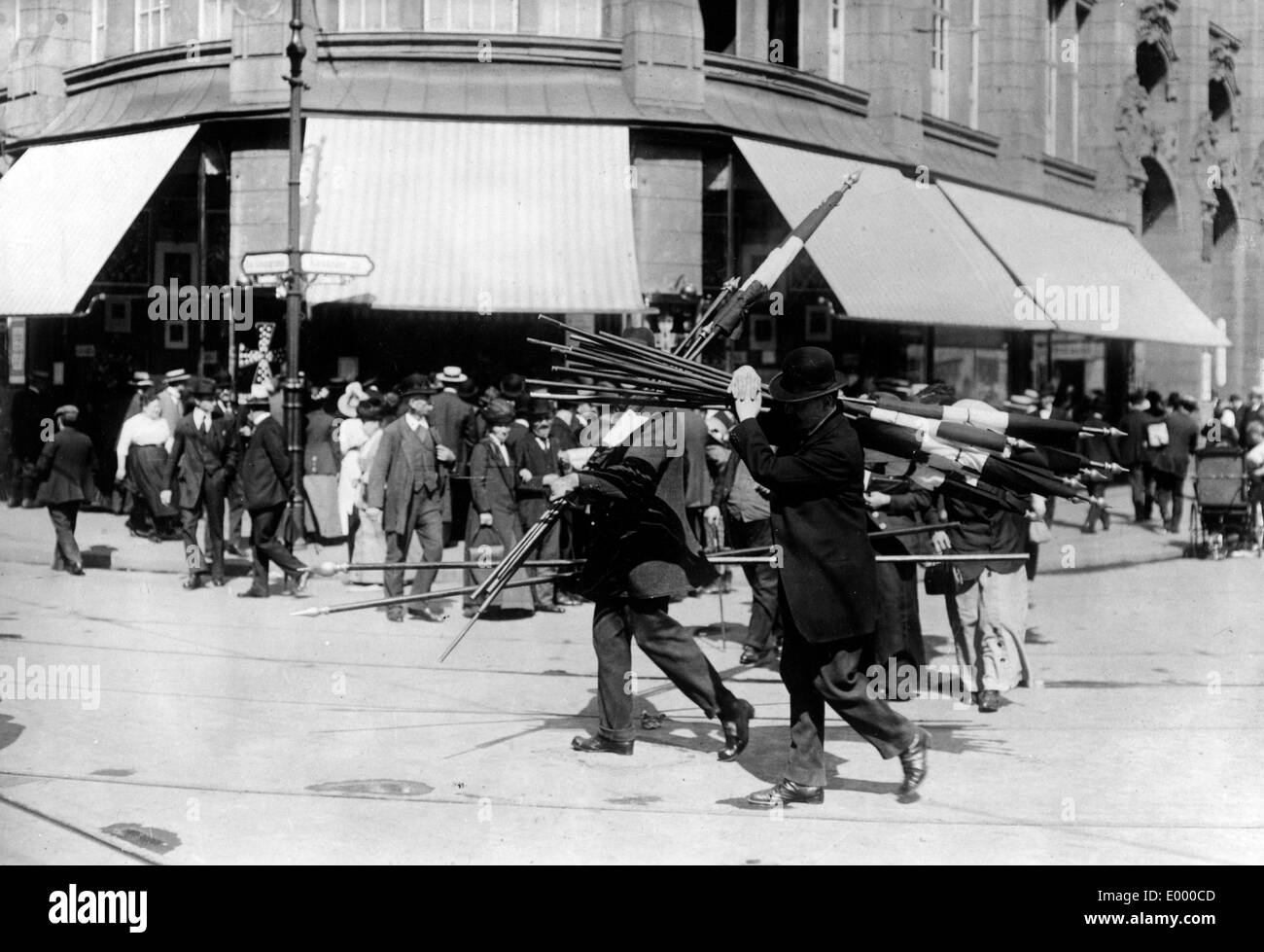 Flag salesmen in Berlin, 1914 Stock Photo