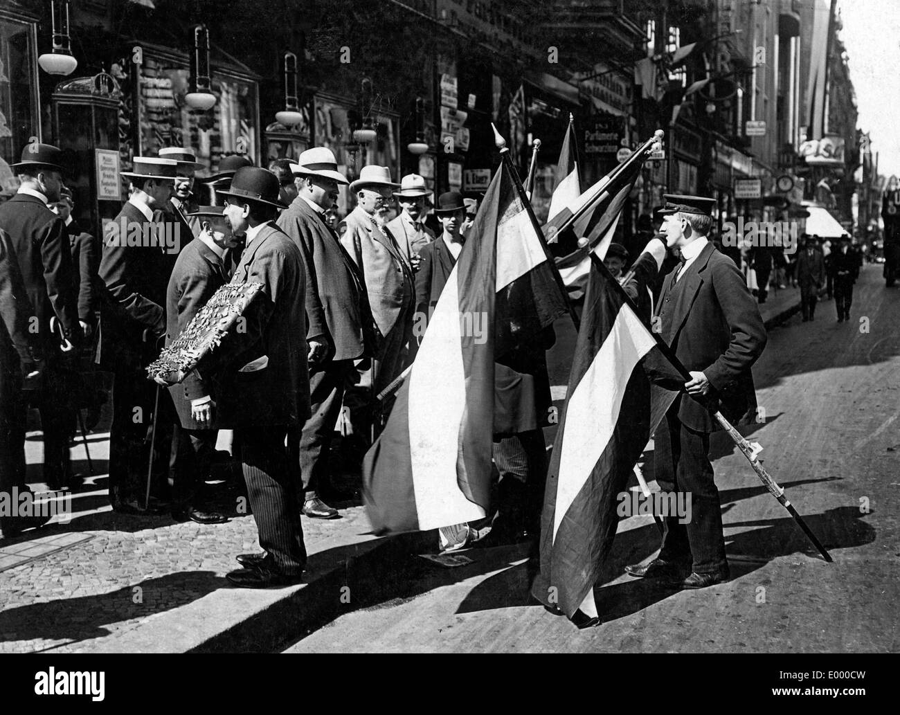 Flag salesmen in Berlin, 1914 Stock Photo