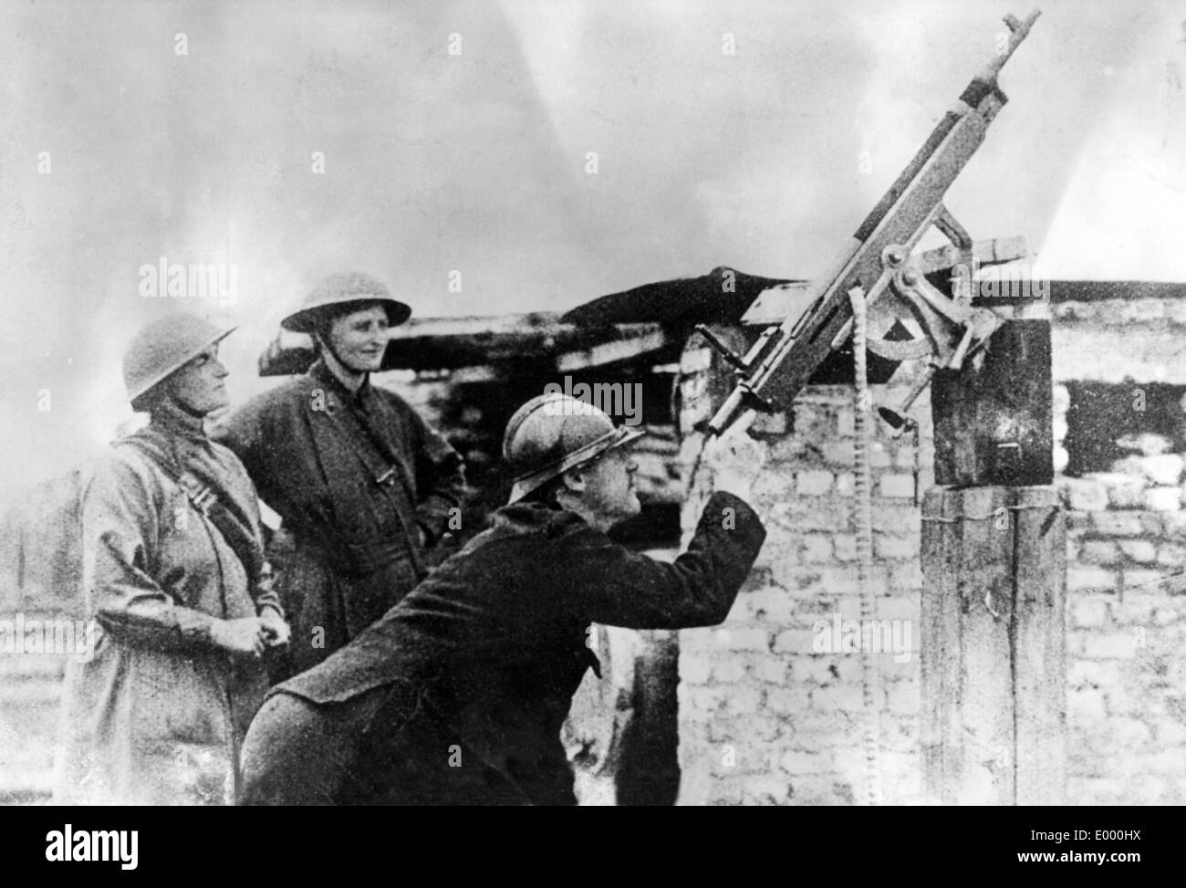 Nurses observe machine gun firing at a plane, 1917 Stock Photo