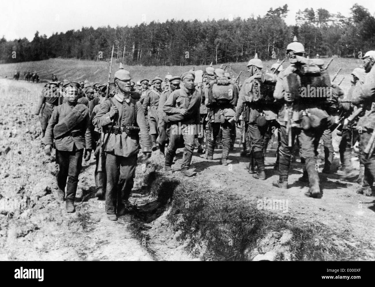 Russian prisoners of war meet German soldiers, 1915 Stock Photo