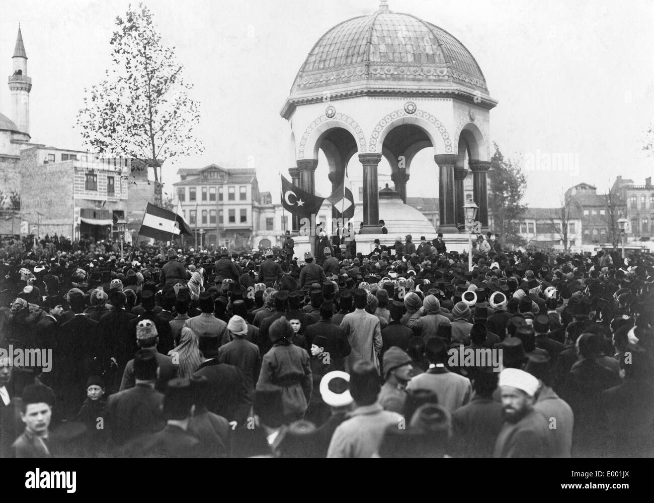 Enthusiastic crowd in front of the German Fountain, 1914 Stock Photo